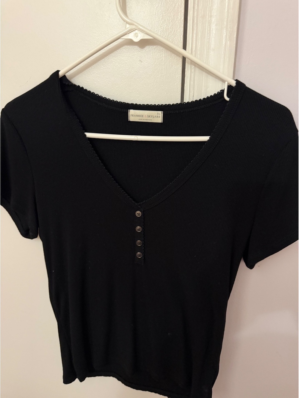 Frankee & Skylar Women's Black Ribbed Short Sleeve V-Neck Top XL